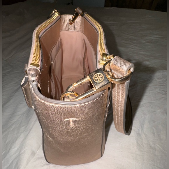 Tory Burch light rose gold, metallic Robinson purse - Picture 12 of 16